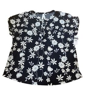 NWT• Floral Black and White Pullover Blouse